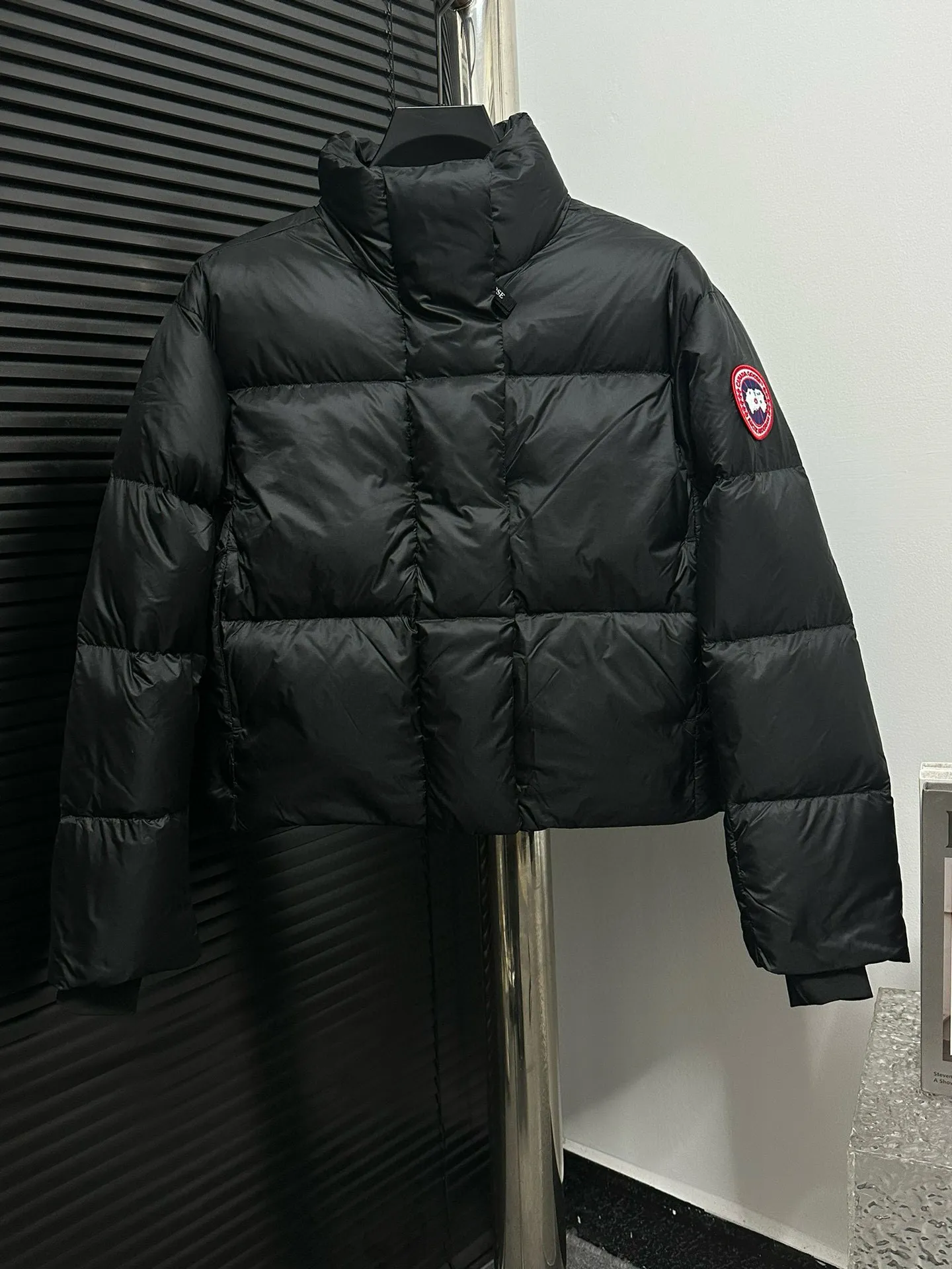 P720 [CANADA GOOSE] Cypress Women's Short Down Jacket 2256W The down collar enhances warmth and can better withstand bad weather. The short hem has an internal drawstring to adjust the tightness and block the cold wind. Embedded cuffs improve comfort and lock in heat. Dropped shoulder design and articulated sleeves allow for a good range of movement. Two external pockets: zippered hand pockets. ·Three interior pockets: two mesh drop-in pockets and one zippered pocket! Size: XS S M Color: Black Birch